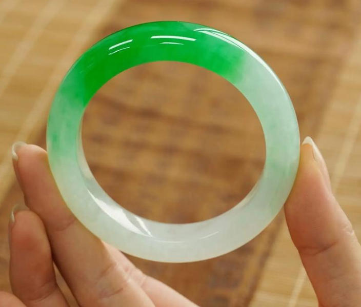 天然翡翠（A 货）核心特征：肉眼可辨的光泽、质感与纹理