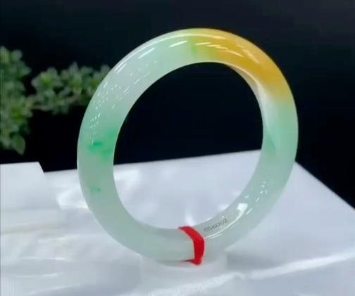 翡翠成品选购指南（一）：手镯挑选技巧与避坑要点